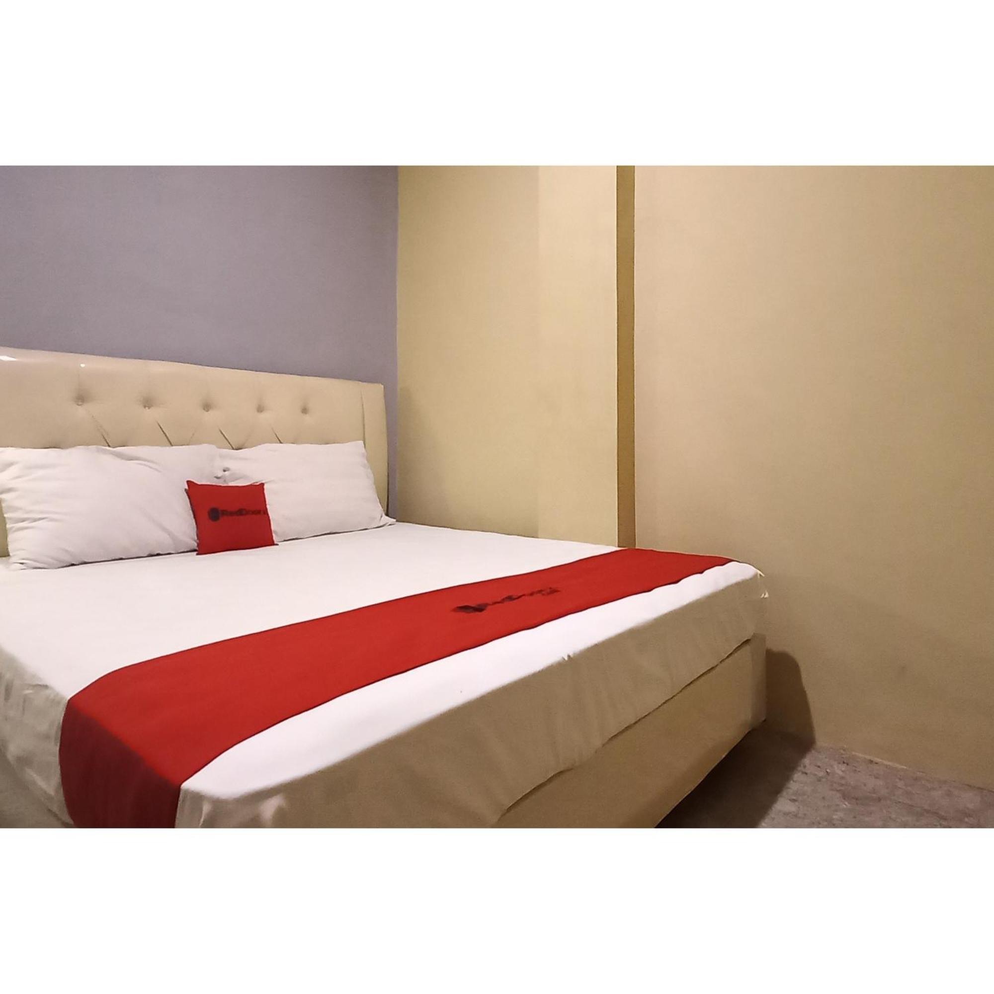 Reddoorz At Deluxe Hotel Near Terminal Purabaya Bungurasih Sidoarjo Exterior photo