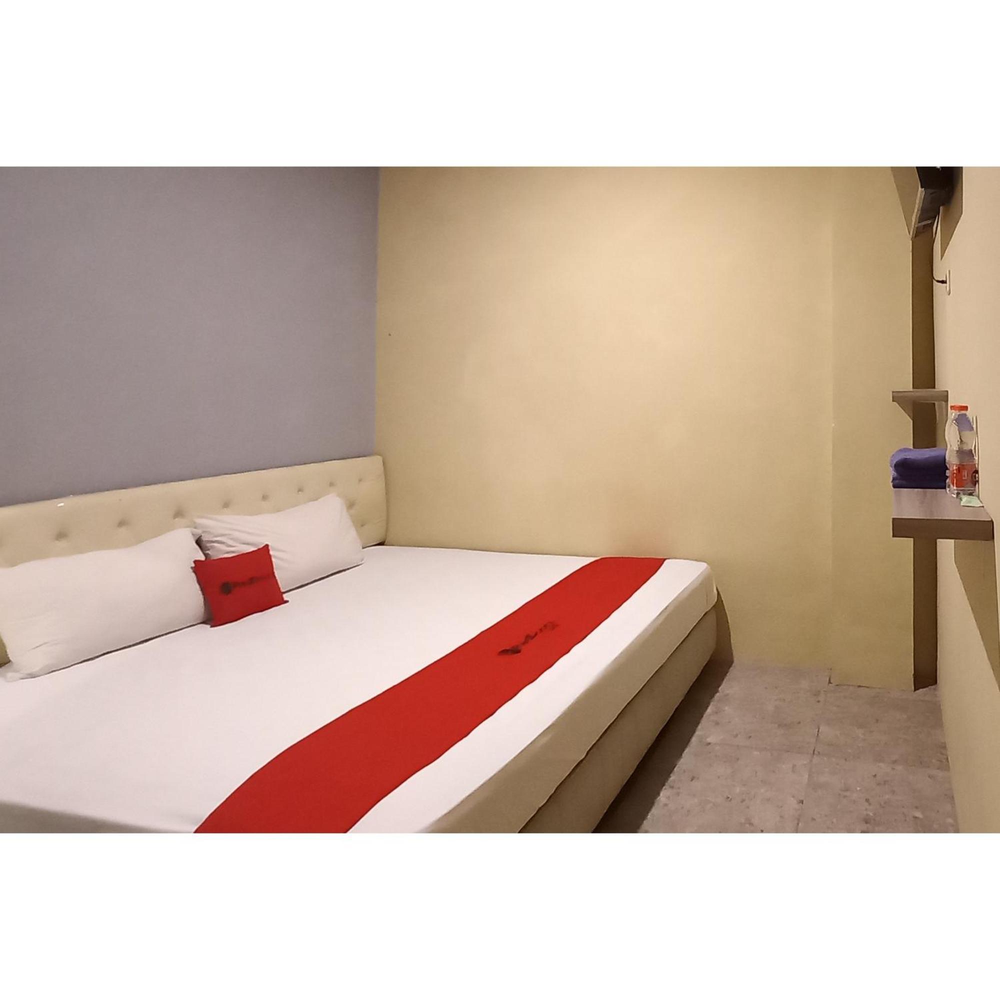 Reddoorz At Deluxe Hotel Near Terminal Purabaya Bungurasih Sidoarjo Exterior photo