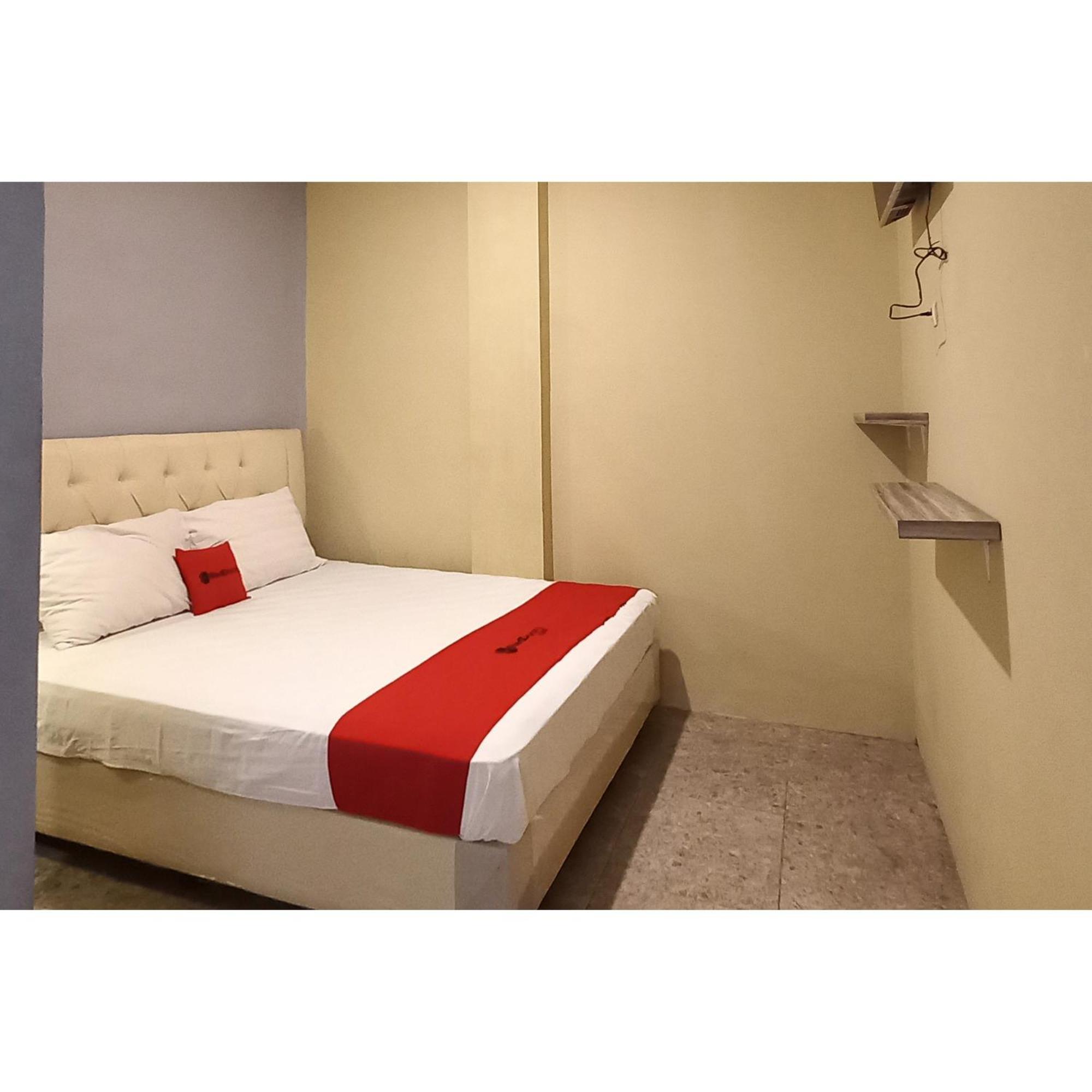 Reddoorz At Deluxe Hotel Near Terminal Purabaya Bungurasih Sidoarjo Exterior photo