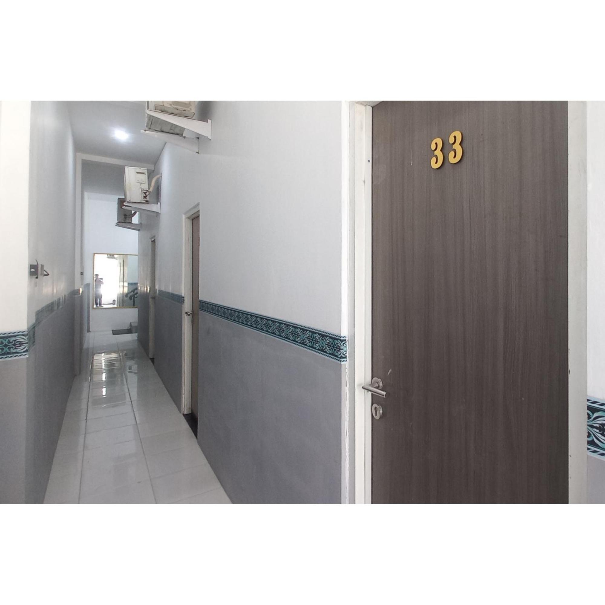 Reddoorz At Deluxe Hotel Near Terminal Purabaya Bungurasih Sidoarjo Exterior photo